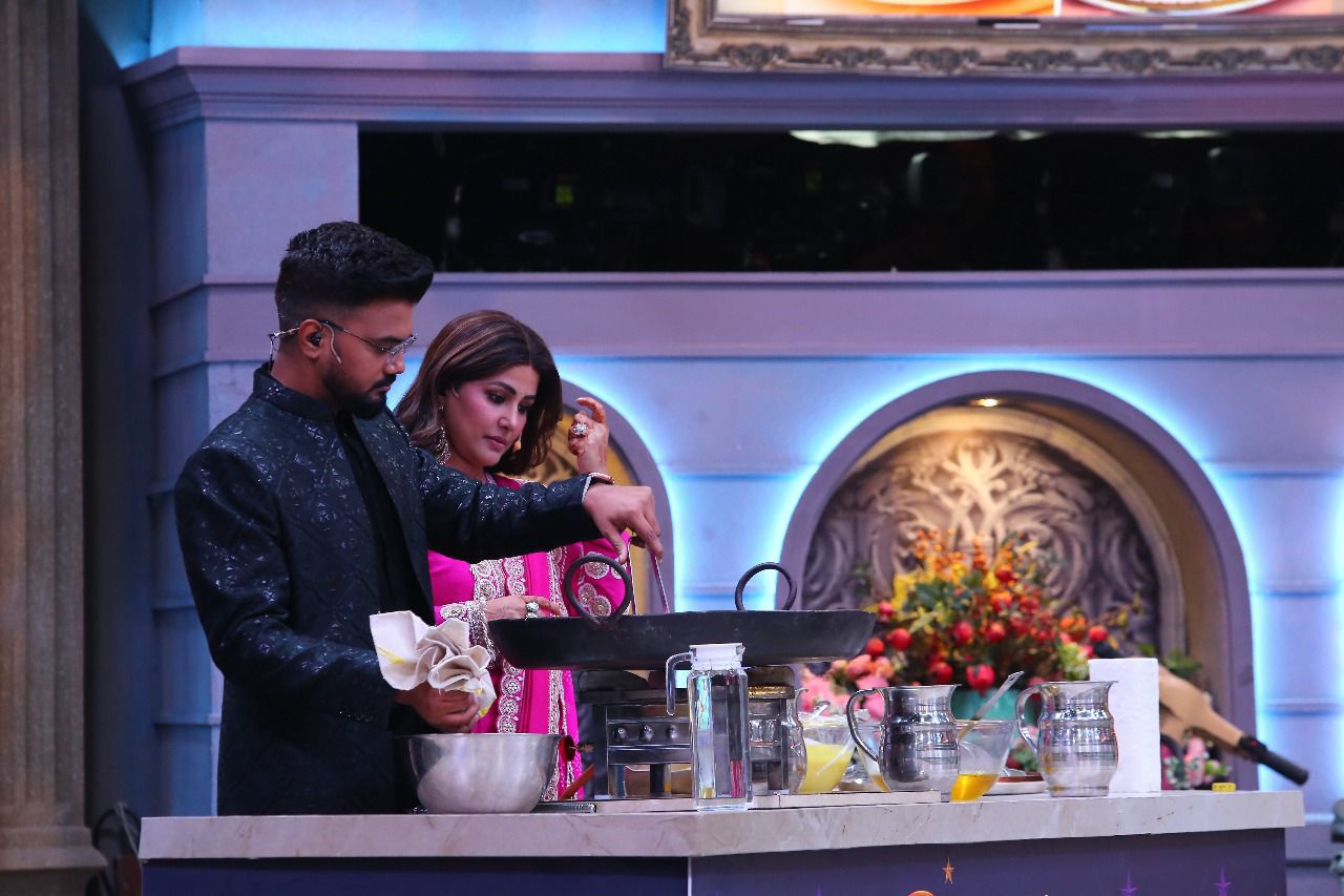 ‘लाफ्टर शेफ्स अनलिमिटेड एंटरटेनमेंट’ में हिना खान ने ‘पहली रसोई’ के लिए बनाई जलेबियाँ