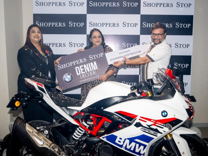 शॉपर्स स्टॉप ने डेनिम डिकोड अभियान के विजेता को मिला बीएमडब्ल्यू 310 आरआर