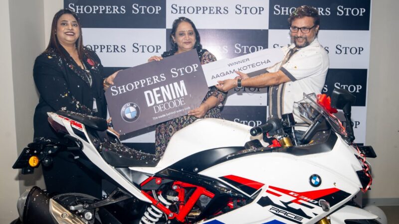 शॉपर्स स्टॉप ने डेनिम डिकोड अभियान के विजेता को मिला बीएमडब्ल्यू 310 आरआर