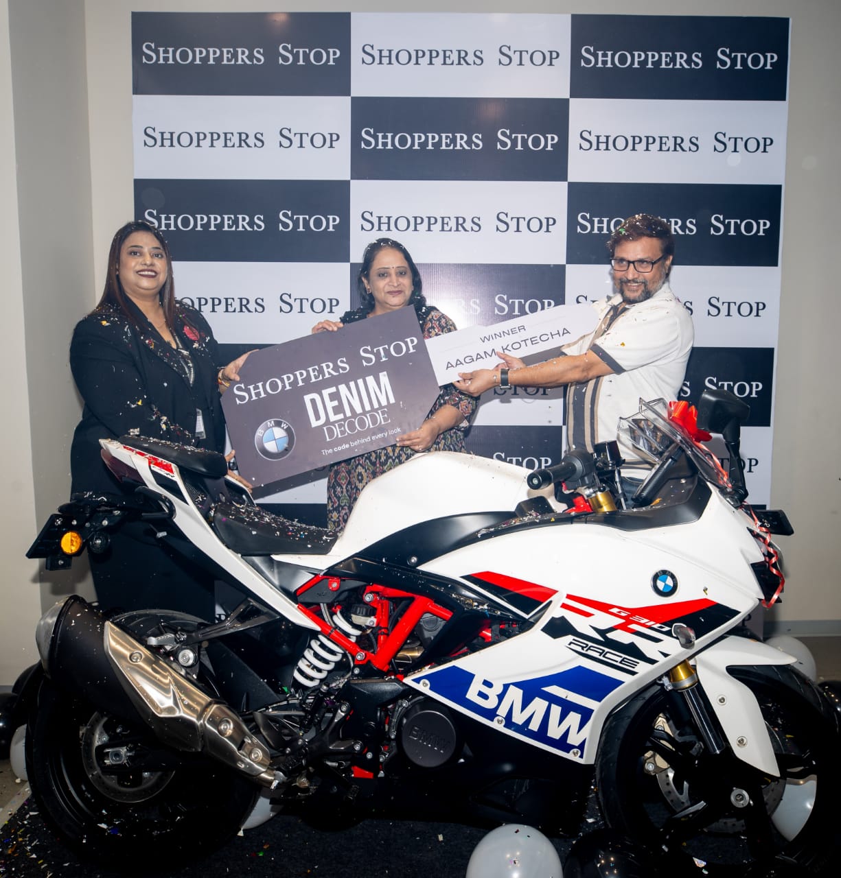 शॉपर्स स्टॉप ने डेनिम डिकोड अभियान के विजेता को मिला बीएमडब्ल्यू 310 आरआर