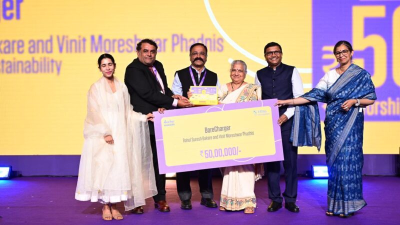 पुणे के राहुल बकरे और विनीत फडणीस को ‘बोरचार्जर’ डेवलप करने वाले को इंफोसिस फाउंडेशन के आरोहण सोशल इनोवेशन अवॉर्ड्स में 50 लाख रुपये के इनाम से सम्मानित किया गया