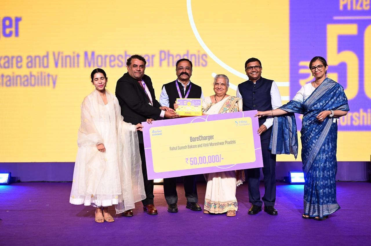 पुणे के राहुल बकरे और विनीत फडणीस को ‘बोरचार्जर’ डेवलप करने वाले को इंफोसिस फाउंडेशन के आरोहण सोशल इनोवेशन अवॉर्ड्स में 50 लाख रुपये के इनाम से सम्मानित किया गया
