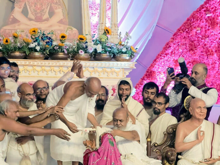 जैन शासन का ऐतिहासिक दिन: बोरीवली के चिकूवाड़ी मैदान में 64 मुमुक्षुओं ने अपनाया संयम मार्ग