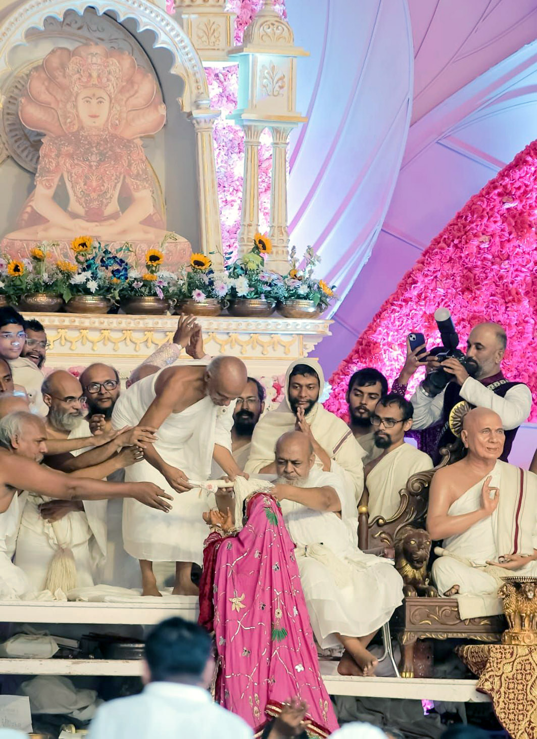 जैन शासन का ऐतिहासिक दिन: बोरीवली के चिकूवाड़ी मैदान में 64 मुमुक्षुओं ने अपनाया संयम मार्ग