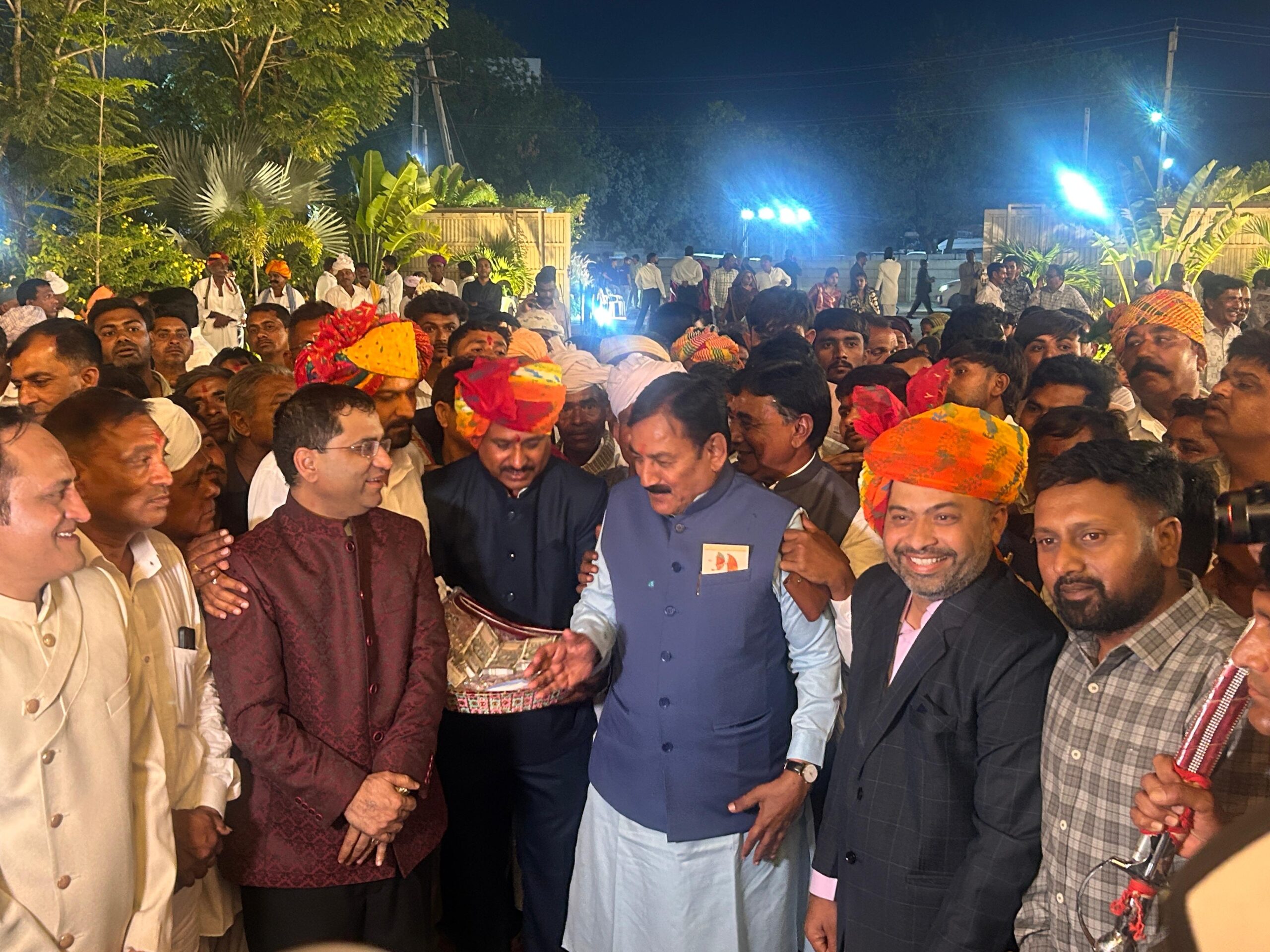 सामाजिक एकता: अहमदाबाद के समाजसेवी बाबाभाई भरवाड़ की बेटी की शादी के मौके पर पाटन के ठाकोर समुदाय ने ऐतिहासिक ‘मामेरू’ किया