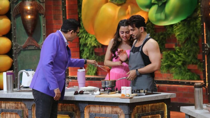 भारत के कुकिंग आइकॉन संजीव कपूर अब तक के सबसे जबरदस्त कुक-ऑफ के लिए कलर्स के ‘लाफ्टर शेफ्स अनलिमिटेड एंटरटेनमेंट’ में शामिल हुए