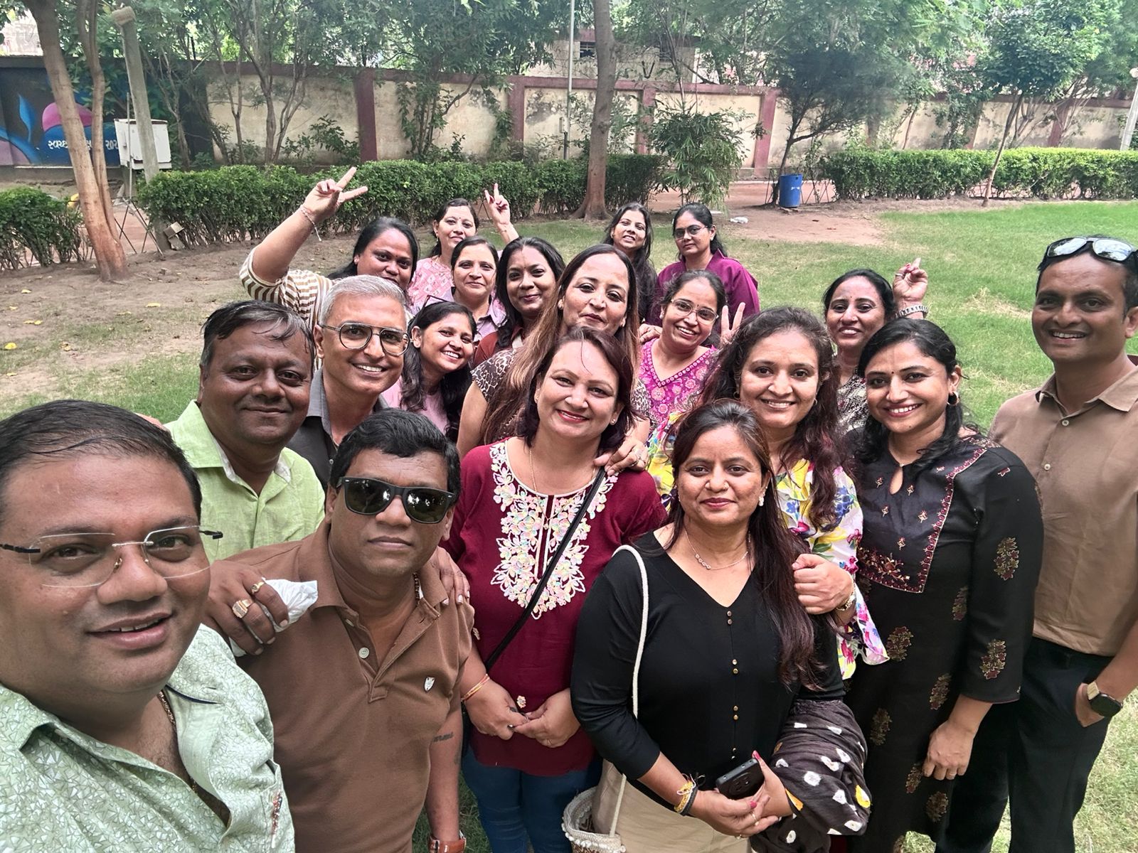 जय सोमनाथ स्कूल, मणिनगर के पूर्व छात्रों का 30 साल बाद पुनर्मिलन समारोह आयोजित
