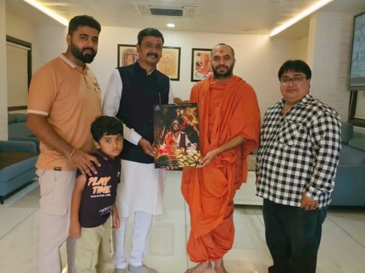 श्री कष्टभंजन देव सारंगपुर धाम में पहली गुजराती पैन-इंडिया फिल्म ‘श्री केसरी नंदन’ के फर्स्ट लुक पोस्टर का दिव्य अनावरण
